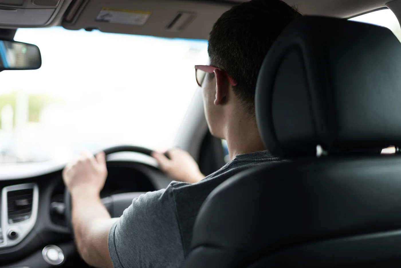 Blick über die Schulter eines Autofahrers