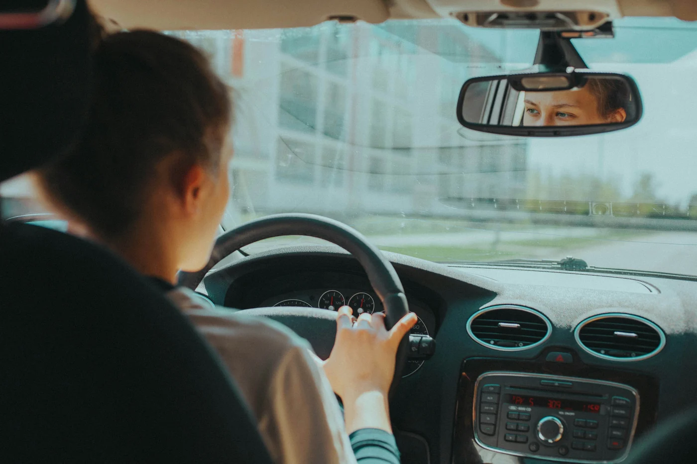 Junge Autofahrerin am Lenkrad