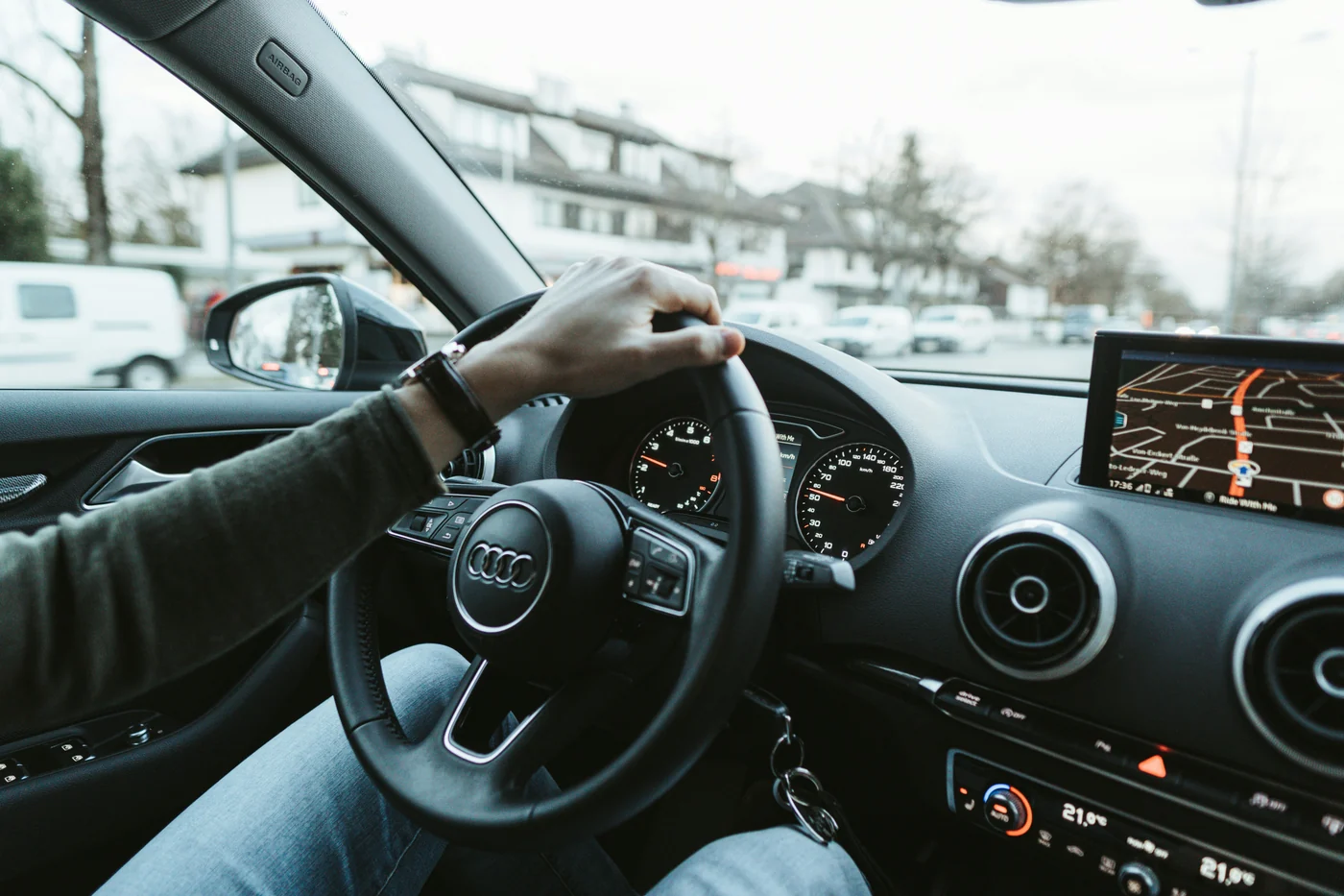 Blick auf Hände am Lenkrad während einer Autofahrt
